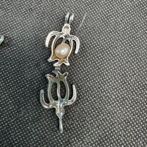 Silver turtle pearl necklace